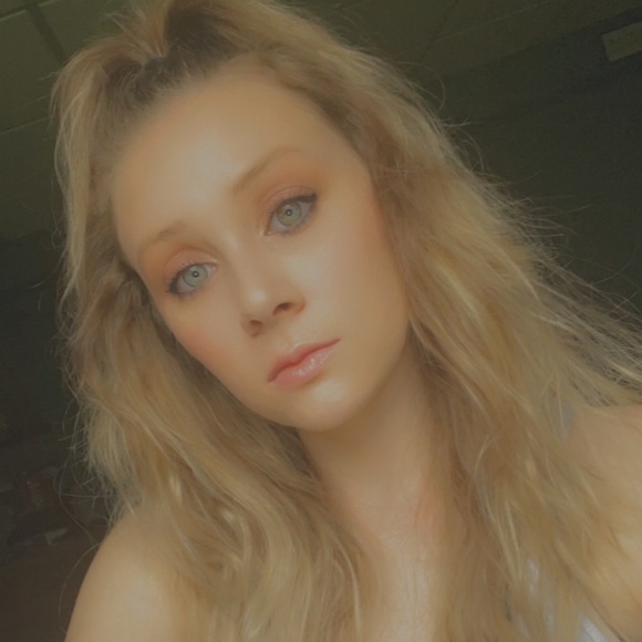 Meet your Posher, Alexis - Picture 1 of 1